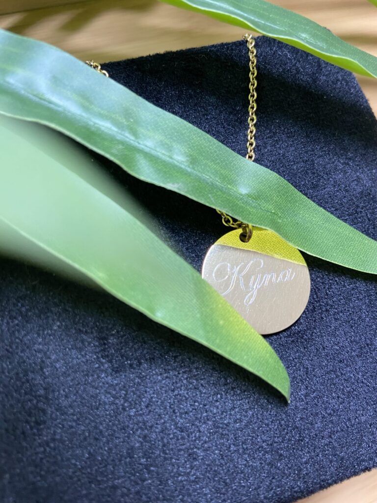 Collier médaille gravure personnalisé